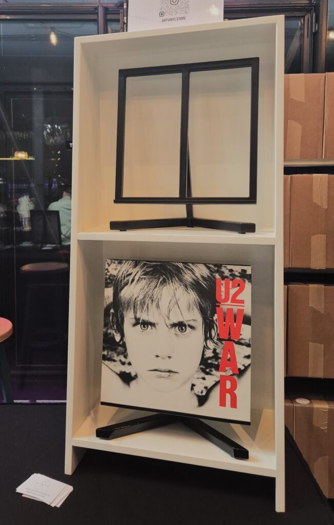 Onze LP houder de vinyl standaard classic gepresenteerd in de LP kast. op de platenbeurs vinyl vibes in dordrecht.